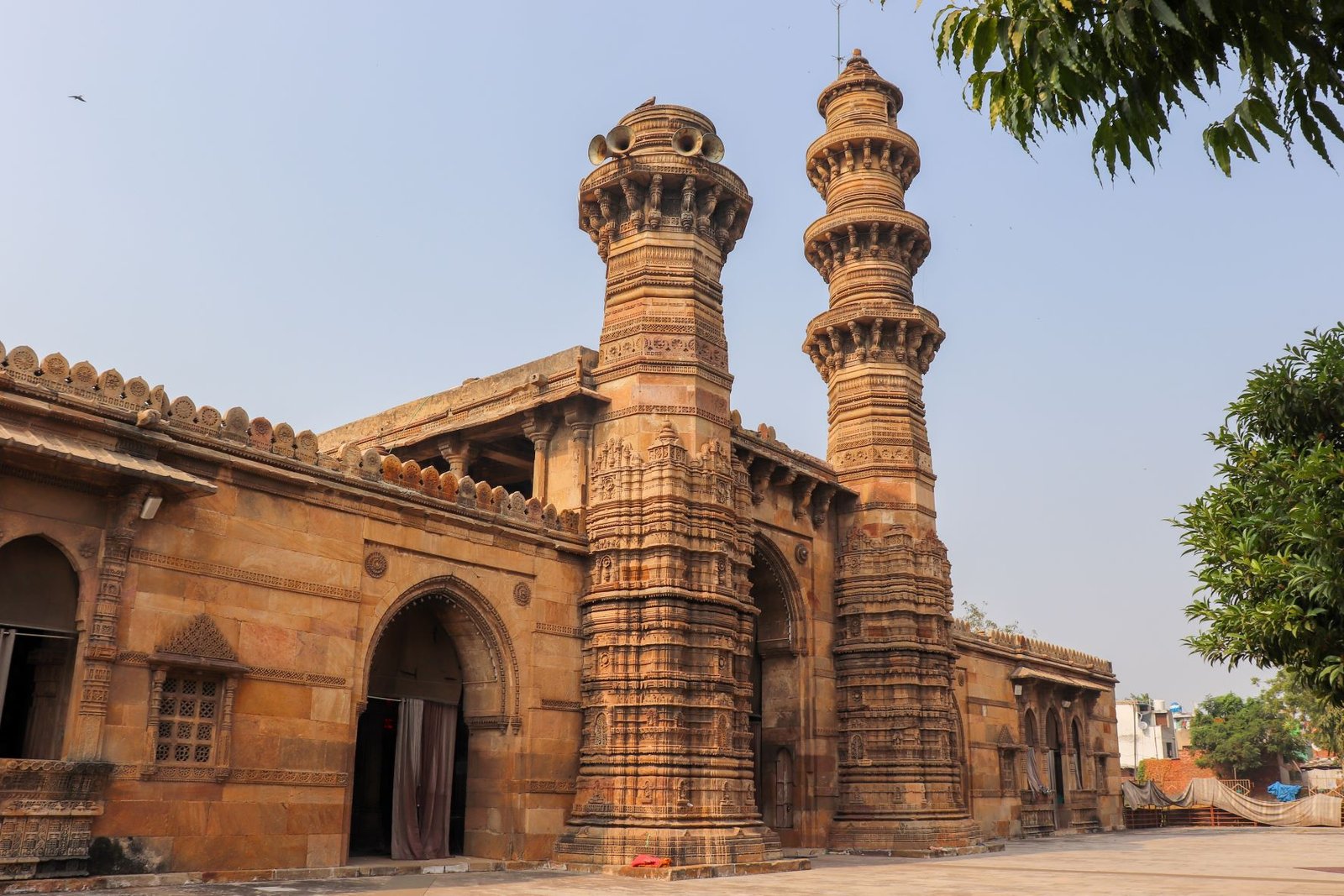 Jhulta Minar offbeat places to visit in Ahmedabad